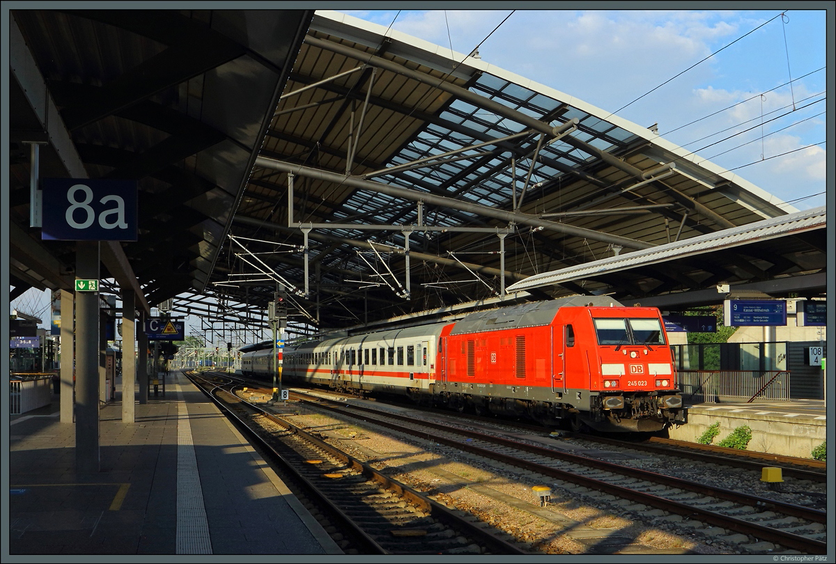 245 023 steht am Abend des 16.07.2021 mit dem IC 2150 aus Gera im Erfurter Hauptbahnhof.