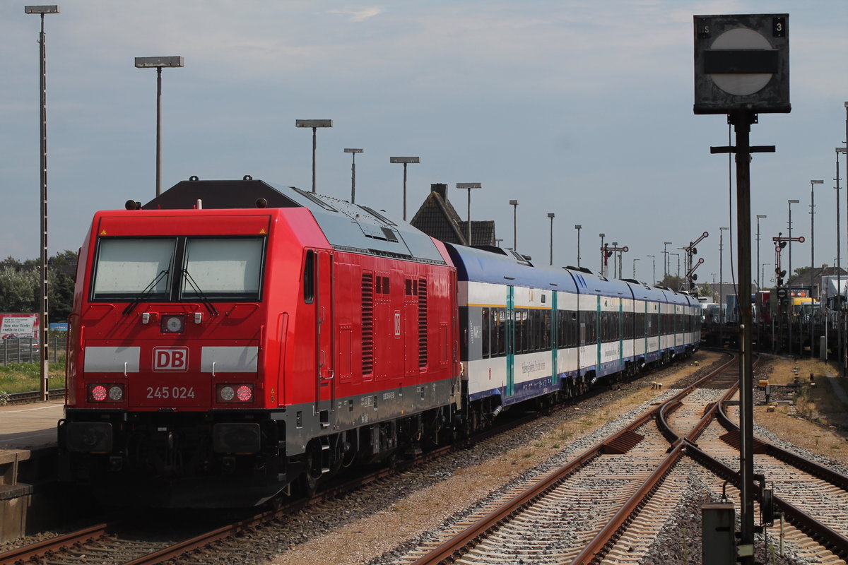 245 024 schiebt am 12.07.2018 einen RE6 nach Hamburg-Altona. Aufgenommen in Westerland (Sylt).