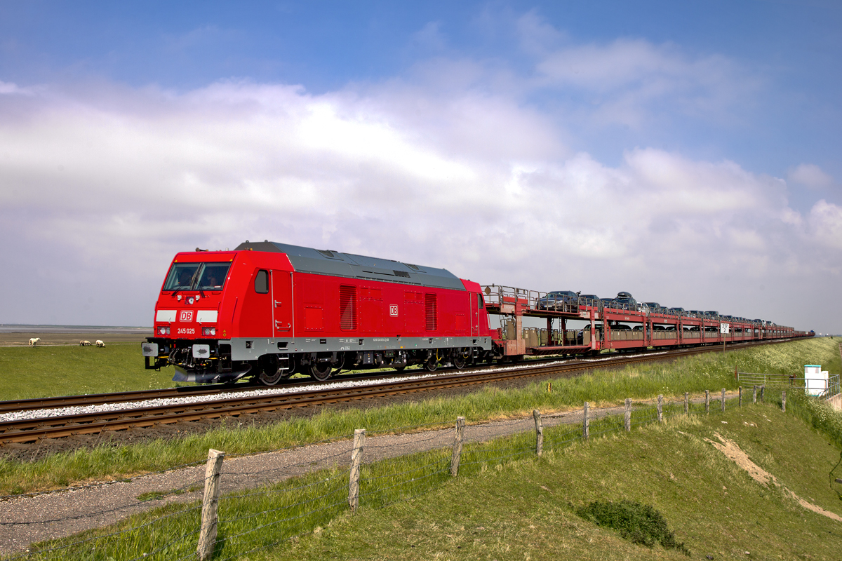 245 025 fährt mit einem Sylt Shuttlezug bei Klanxbüll vorbei.Bild vom 18.5.2016