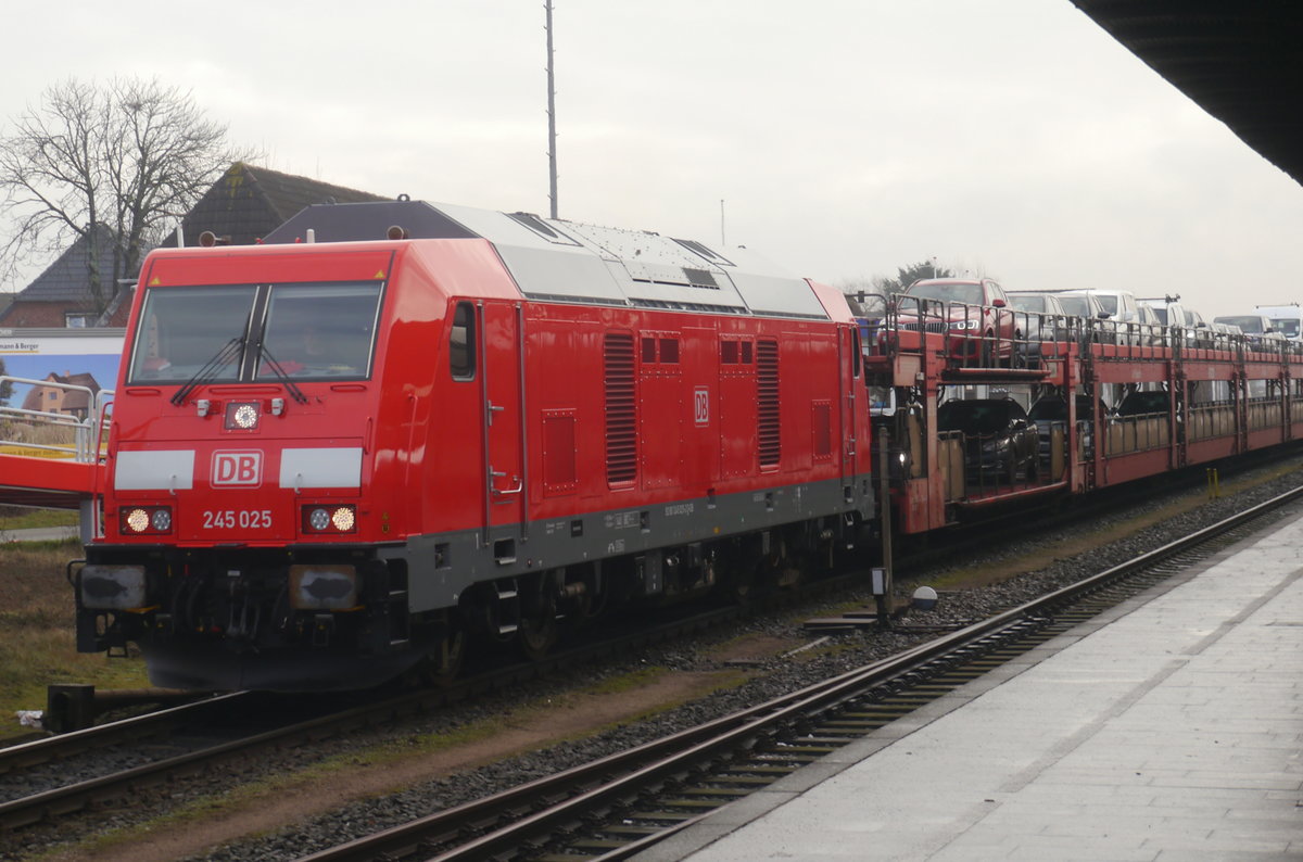 245 025 ist mit einem SyltShuttle in Westerland eingetroffen (24.1.17).