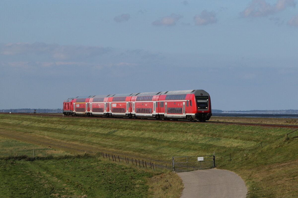 245 026 schob am 15. September 2023 einen Doppelstockwagen-Zug von Westerland in Richtung Klanxbüll.