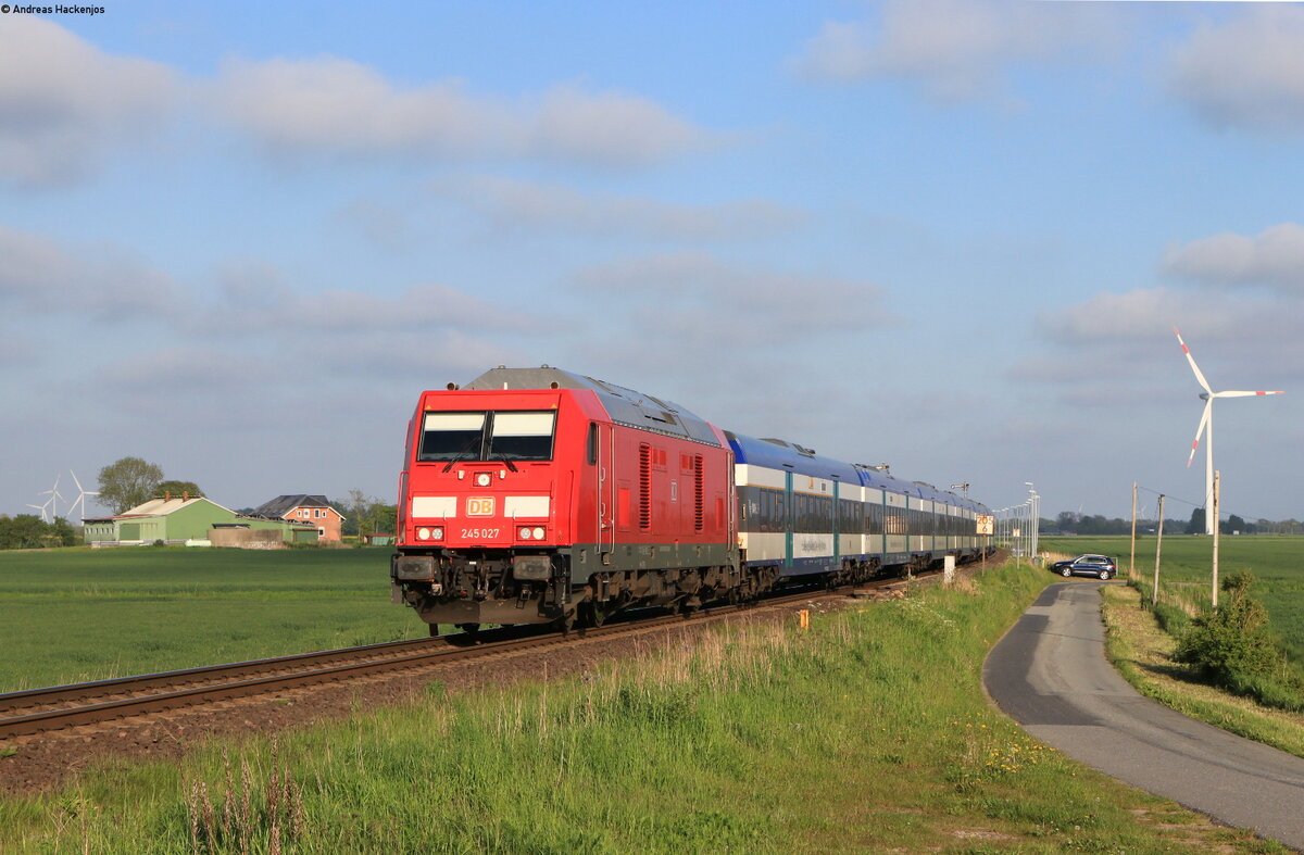 245 027 mit dem RE 11024 (Hamburg Altona-Westerland(Sylt)) in Lehnshallig 29.5.21