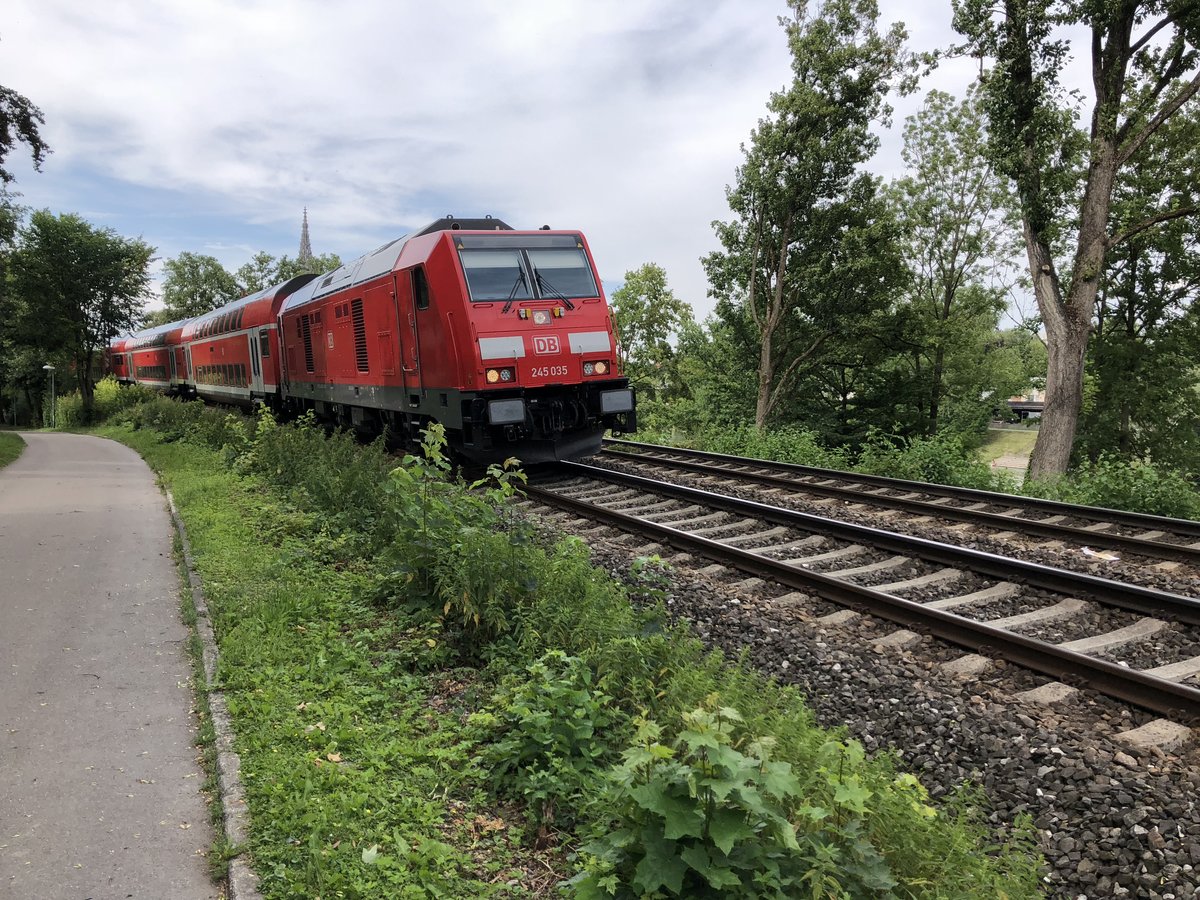 245 035 mit einem Re nach Lindau am 21.06.2018 kurz nach Ulm.