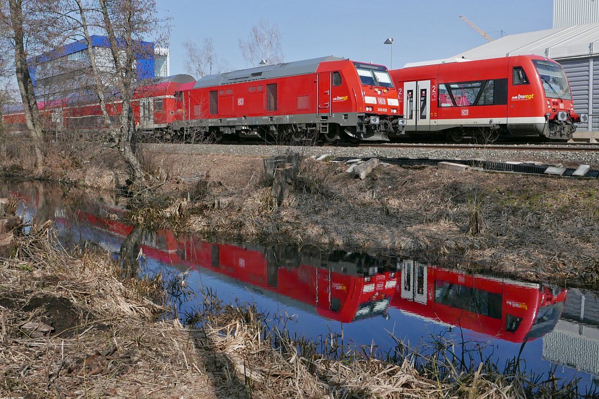 245 035 mit den Wagen des RE 4215, Stuttgart - Lindau, passiert am 28.02.2019 die Haltestelle Biberach (Riß) Süd, an der RB 22650 bereitsteht, um in Kürze die Fahrt nach Ulm zu beginnen