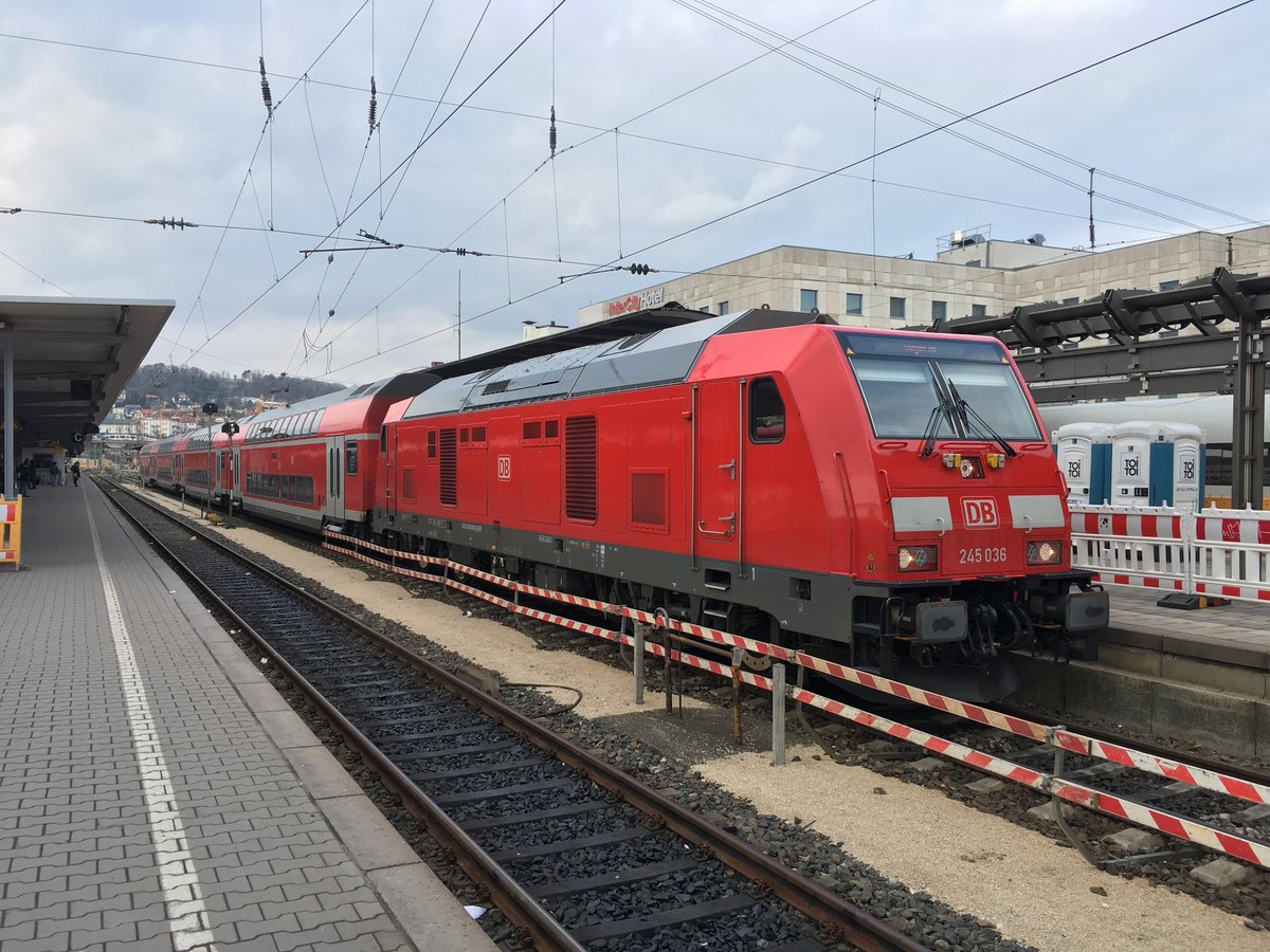 245 036 mit einem Re nach Lindau hbf bei der Ausfahrt in Ulm hbf im März 2018.