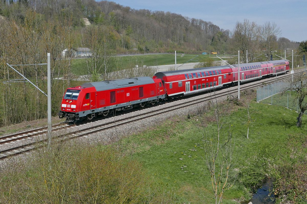 245 036 mit den Wagen des IRE 3 / IRE 33646, Ulm - Ravensburg, am 27.04.2021 kurz vor der Einfahrt in den Bahnhof von Biberach (Riß)