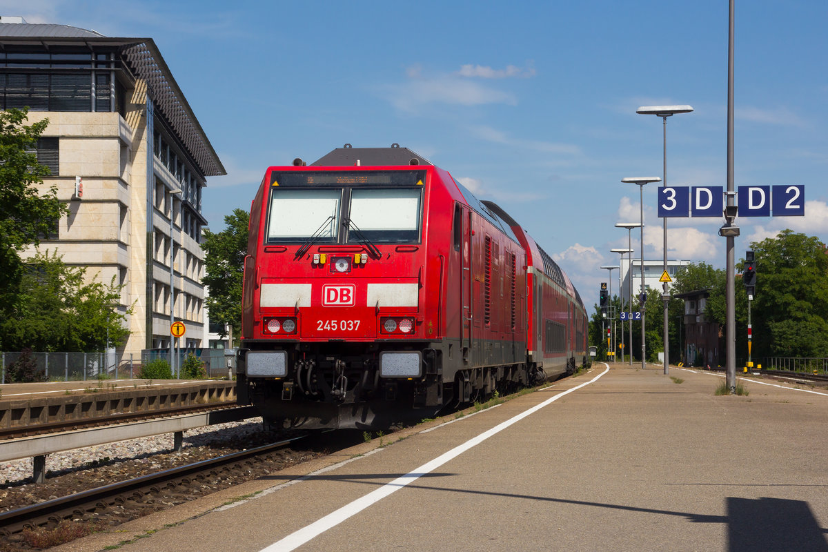 245 037 bei der Ausfahrt aus Friedrichshafen Stadt. 10.6.18
