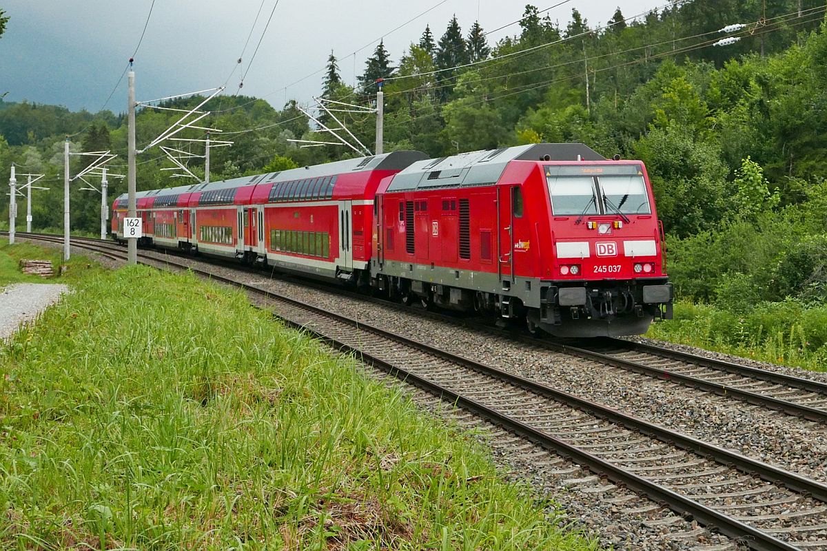 245 037 mit den Wagen des RE 4224, Lindau - Stuttgart, am 03.08.2020 im Schussentobel bei Kilometer 162.8 Nhe Durlesbach
