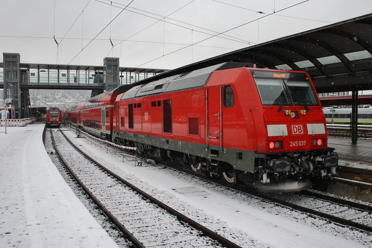245 037 schiebt am 5.1.2019 den RE4212 von Lindau Hauptbahnhof nach Stuttgart Hauptbahnhof in den Ulmer Hauptbahnhof.