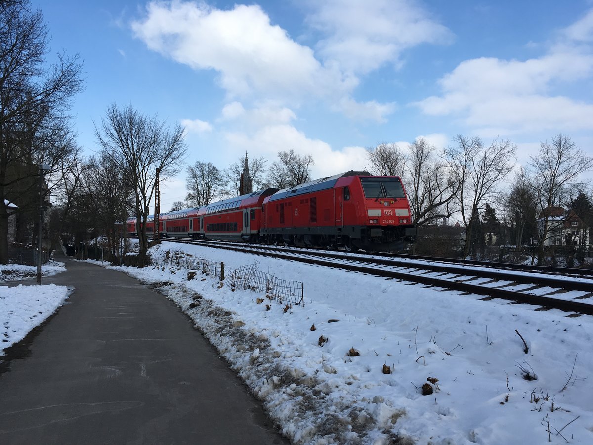 245 037 schiebt ihren Ire aus Friedrichshafen in den Ulmer Hbf am 26.02.2018