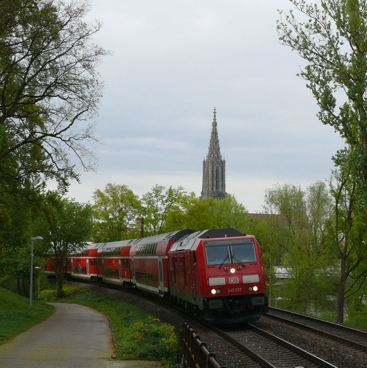 245 037 verlässt Ulm Hbf mit IRE 4227 in Richtung Lindau Hbf. Am 23.04.2018 um 18:30.