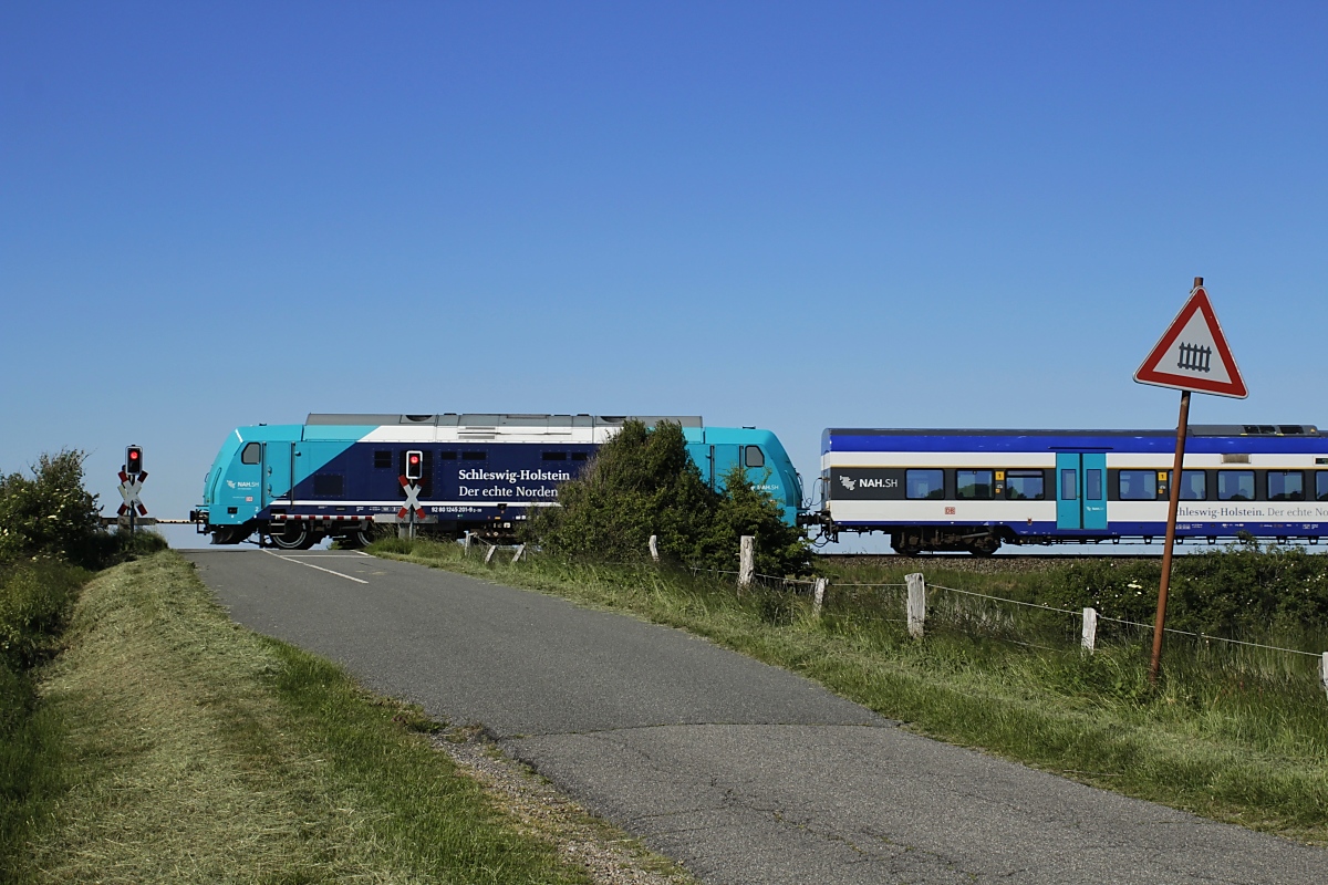 245 201-9 überquert am 15.06.2020 einen Bahnübergang bei Morsum