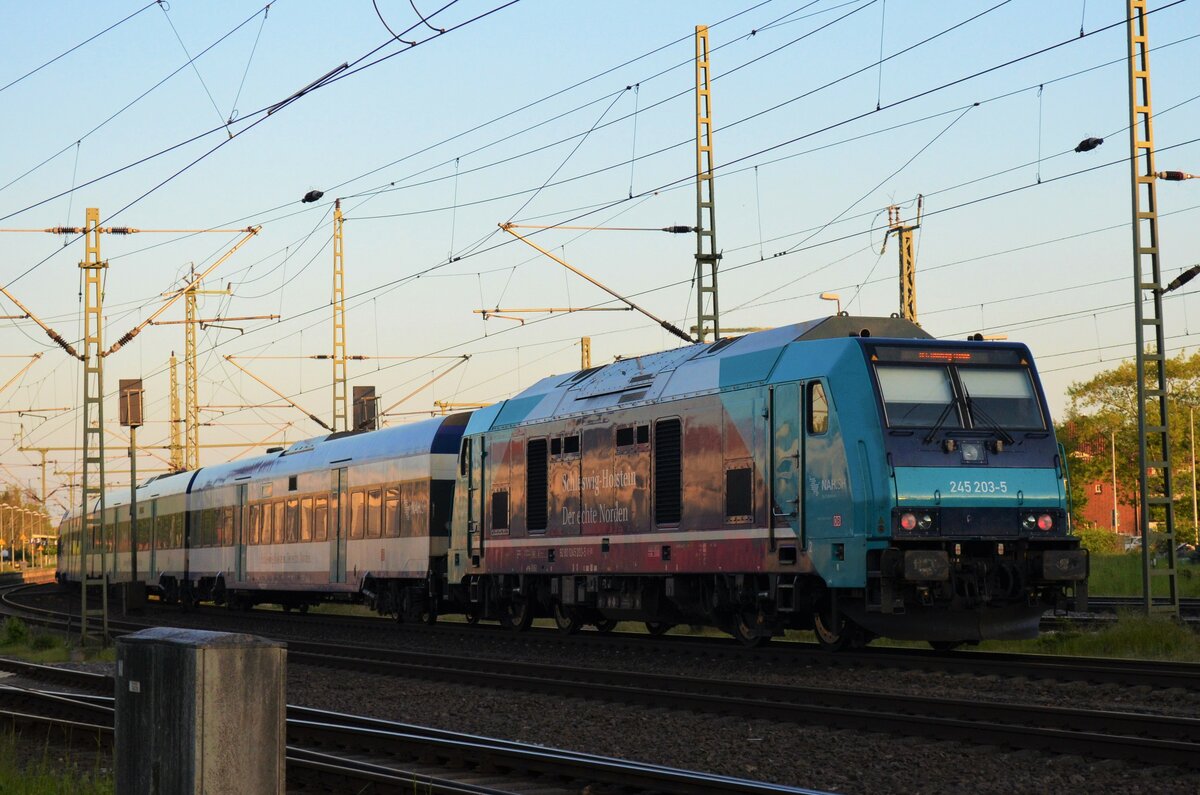 245 203-5 war am Abend des 29.05.21 mit Married Pair Wagen auf dem RE6 (RE 11035) von Westerland (Sylt) nach Hamburg-Altona unterwegs. Hier zu sehen bei der einfahrt in den Bahnhof Itzehoe.