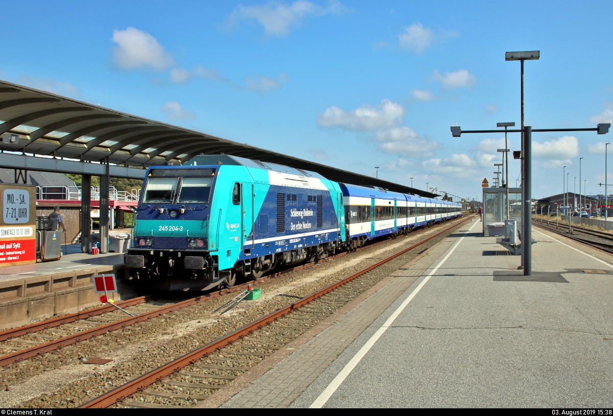 245 204-3 der Paribus-DIF-Netz-West-Lokomotiven GmbH & Co. KG, vermietet an DB Regio Schleswig-Holstein (DB Regio Nord), als RE 11079 (RE6) nach Husum steht im Startbahnhof Westerland(Sylt) auf Gleis 2.
[3.8.2019 | 15:38 Uhr]