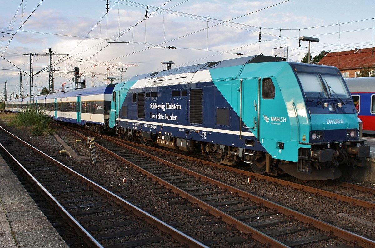 245 205-0 schiebt am 2.9.2017 den RE6 (RE11028) nach Westerland(Sylt) aus Hamburg-Altona.