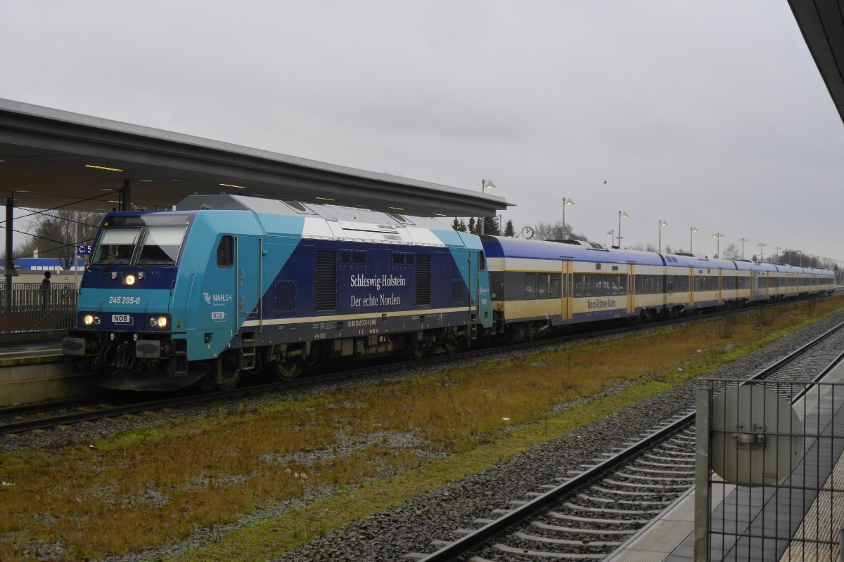 245 205 von NAH.SH mit NOB-Zug nach Westerland in Heide (26.1.16).
