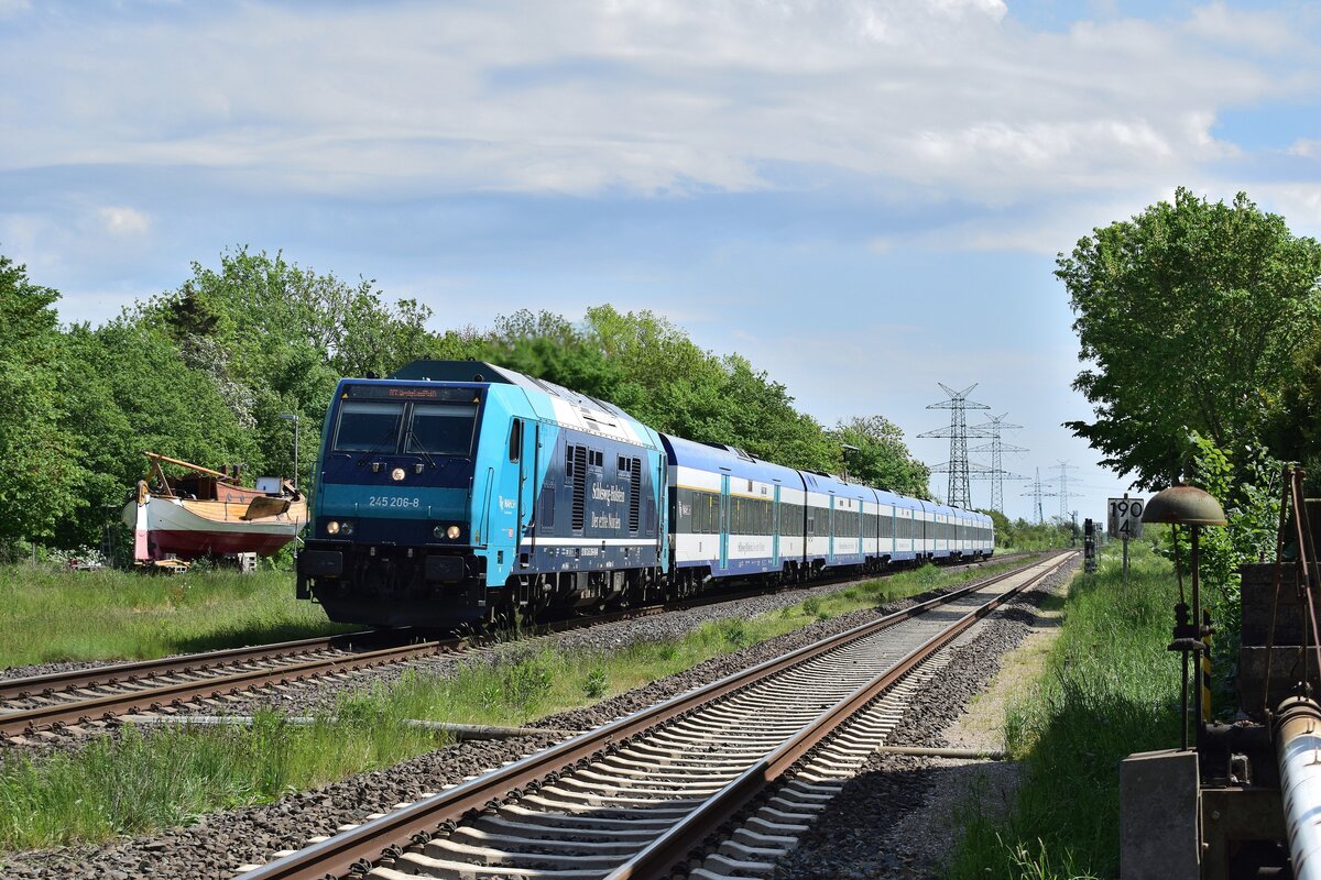 245 206-8 zieht ihren RE durch Stedesand gen Niebüll.

Stedesand 02.05.2021