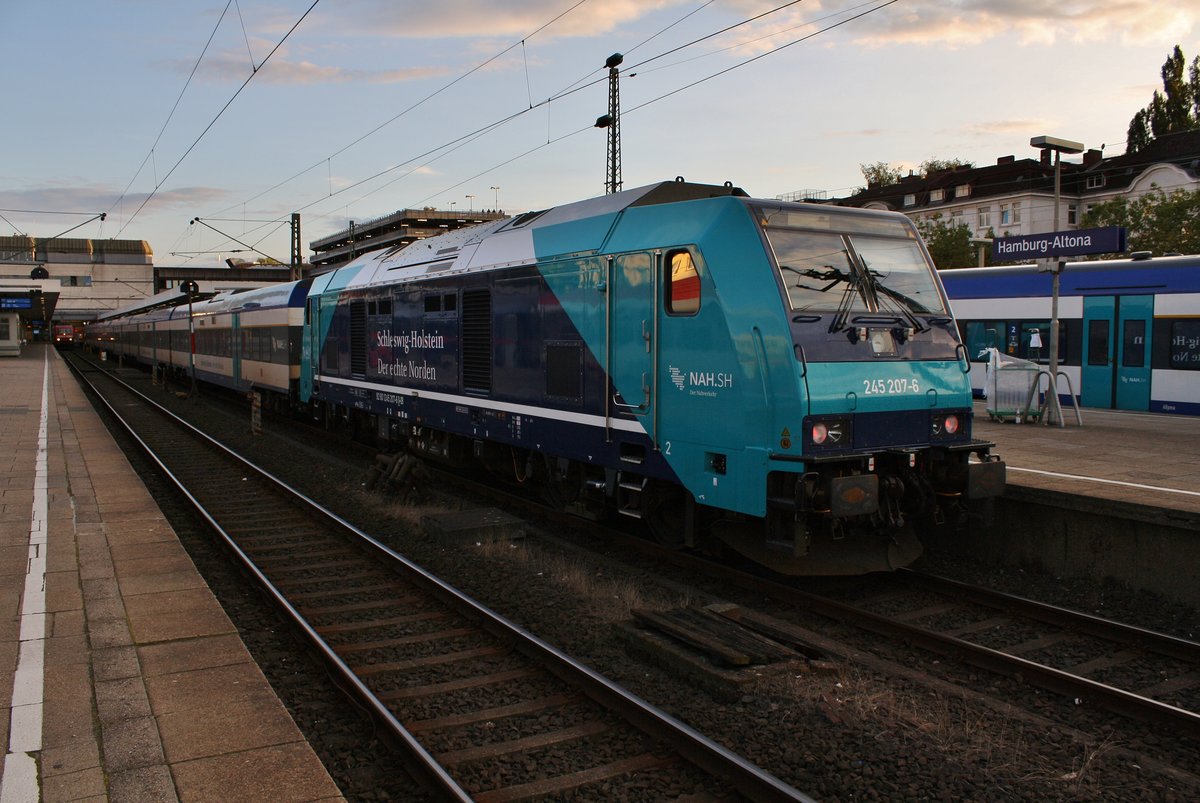 245 207-6 hat am Abend des 2.9.2017 mit dem RE6 (RE11031) von Westerland(Sylt) den Bahnhof Hamburg-Altona erreicht.