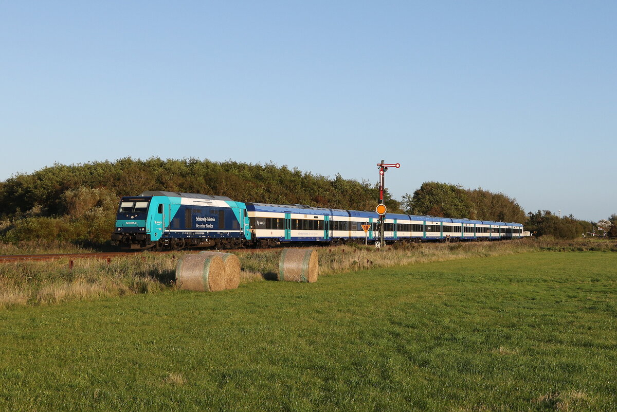 245 207 war am 13. September 2023 bei Klanxbüll in Richtung Westerland/Sylt unterwegs.