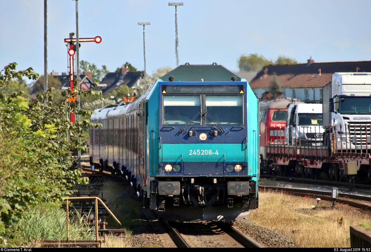 245 208-4 der Paribus-DIF-Netz-West-Lokomotiven GmbH & Co. KG, vermietet an DB Regio Schleswig-Holstein (DB Regio Nord), als verspäteter RE 11016 (RE6) von Hamburg-Altona erreicht den Endbahnhof Westerland(Sylt) auf Gleis 1.
Tele-Aufnahme am Ende des Bahnsteigs 1/2.
[3.8.2019 | 15:53 Uhr]