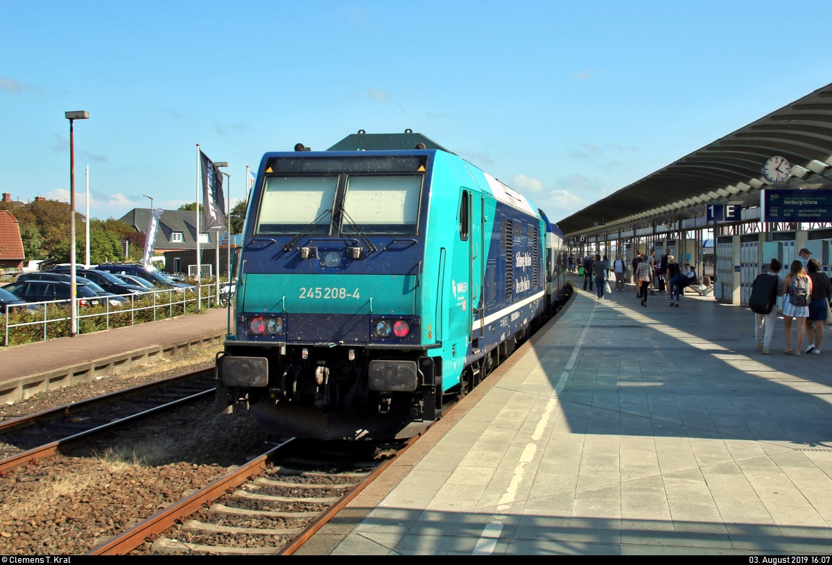 245 208-4 der Paribus-DIF-Netz-West-Lokomotiven GmbH & Co. KG, vermietet an DB Regio Schleswig-Holstein (DB Regio Nord), als RE 11031 (RE6) nach Hamburg-Altona steht im Startbahnhof Westerland(Sylt) auf Gleis 1.
[3.8.2019 | 16:07 Uhr]