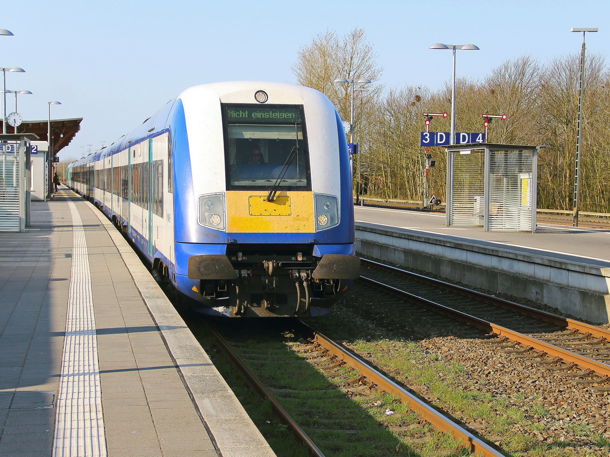 245 209-9 mit einem  RE 6 nach Hamburg Altona am 19. April 2018 im Bahnhof Westerland(Sylt).

