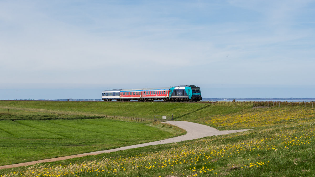 245 209 verlässt mit einem kurzem RE den Hindenburgdamm in Richtung Niebüll, aufgenommen am 14. August 2017.