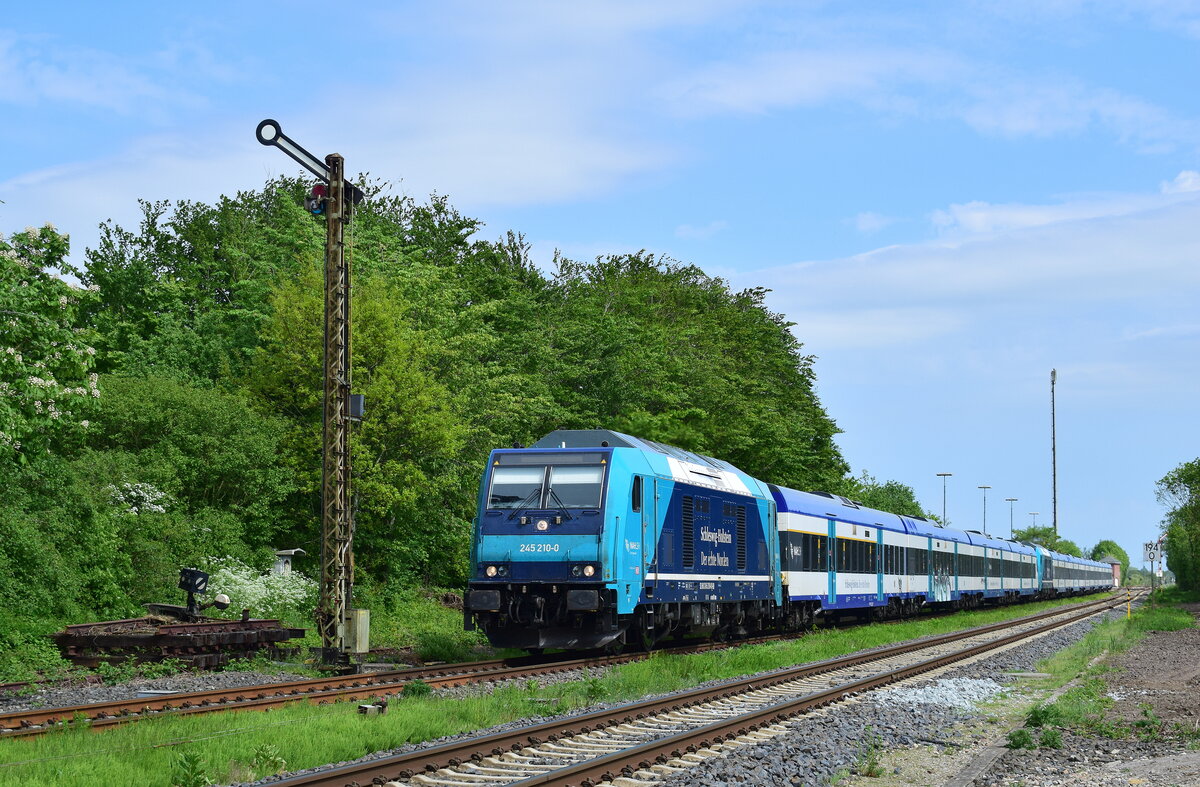 245 210 zieht ihre RE Garnitur durch Risum Lindholm. Am Zugschluss hängt 245 214 mit einer weiteren Zuggarnitur.

Risum Lindholm 02.06.2021