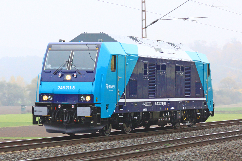 245 211-8 D-NRAIL am 29.10.2015  13:18 nördlich von Salzderhelden am BÜ75,1 in Richtung Göttingen