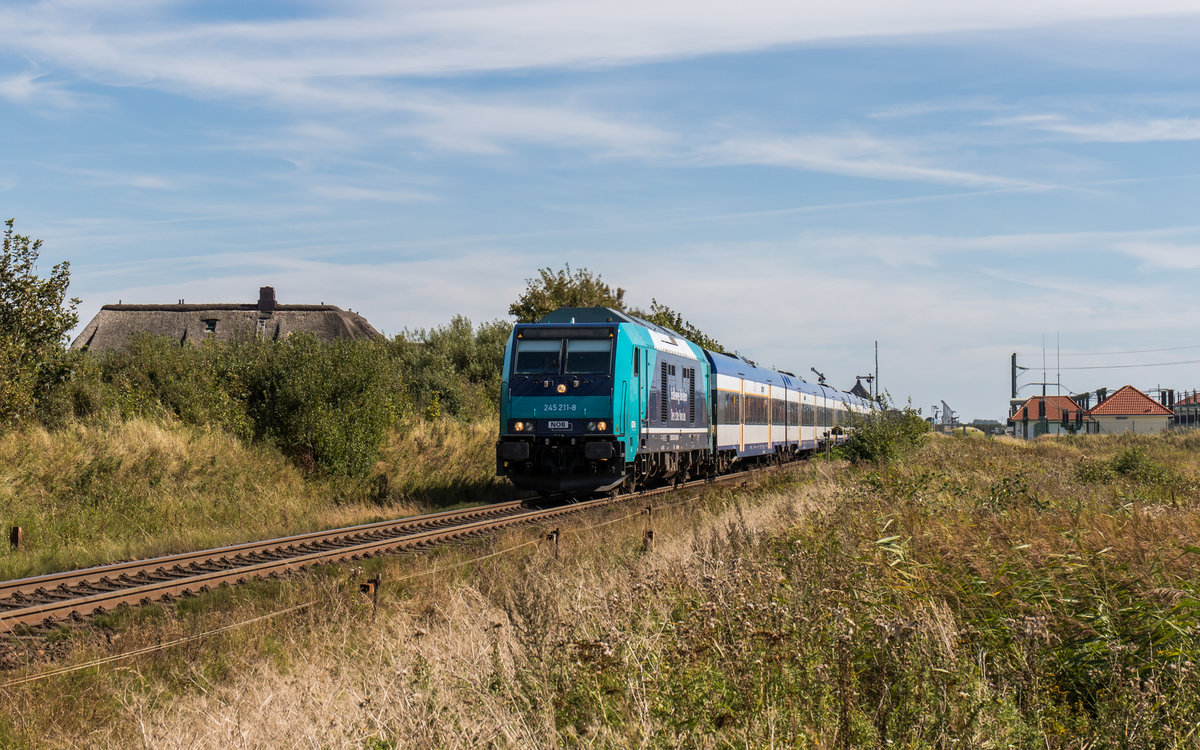 245 211 der NOB mit einem RE bei Keitum (Sylt), aufgenommen am 31. August 2016.