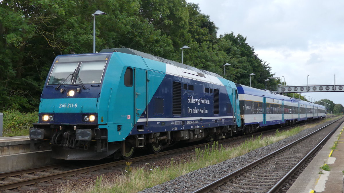 245 211 steht eines schönen Abends mit einer Married-Pair Wagen Garnitur im Bahnhof Morsum. Der Zug ist auf dem Weg als RE6 von Hamburg nach Westerland. Aufgenommen am 9.7.2018 21:25