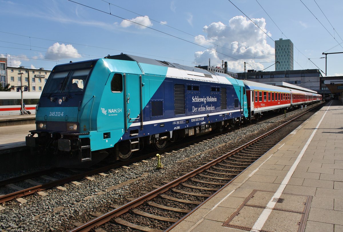 245 212-6 wartet am 2.9.2017 mit dem RE6 (RE11020) von Hamburg-Altona nach Westerland(Sylt) im Startbahnhof auf Abfahrt.