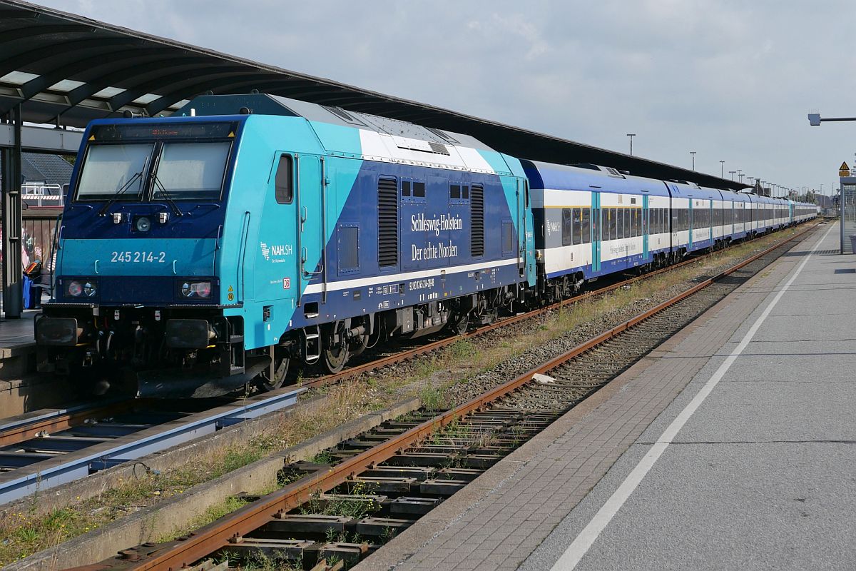 245 214-2 mit den Wagen des RE 6, Westerland (Sylt) - Hamburg-Altona, und eine zweite  Lok-Wagen-Garnitur  stehen am 06.09.2021 im Bahnhof Westerland bereit