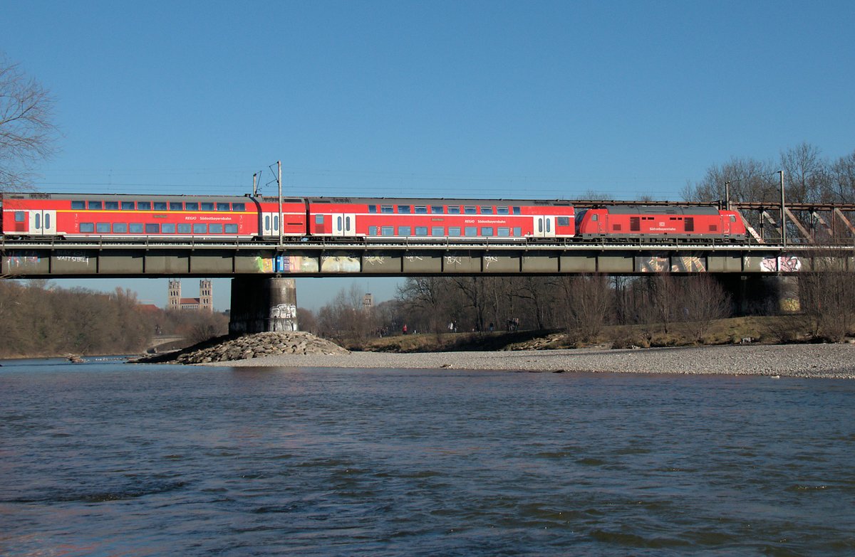 245 xxx überquert am 20.12.15 die Braunauer Brücke in München