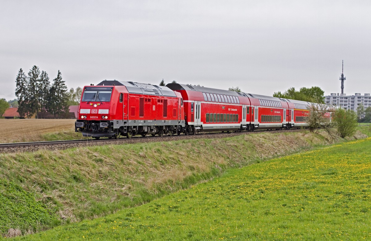 245.014 verlässt am 30.04.2015, mit einer Regionalbahn die  Skyline  von Markt Schwaben in Richtung Osten.