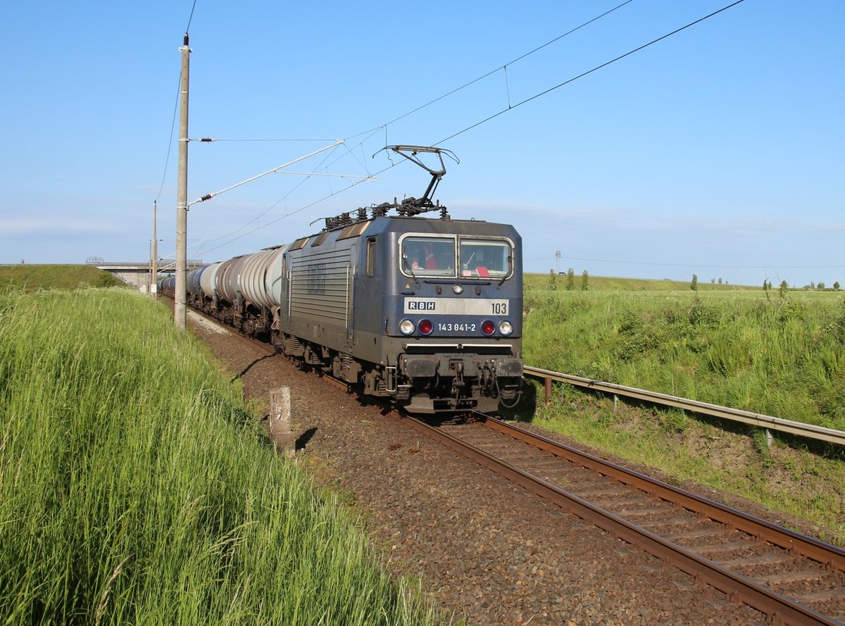 24.5.2017 143 041 mit Kesselzug bei Ribnitz-Damgarten in km 45.7 Richtung Rostock