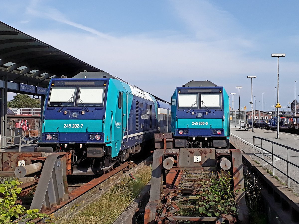 245er treffen in Westerland auf Sylt. Die Traxx rechts hat einen Ersatzzug am Haken, die linke Married-Pair Wagen. Juli 2017
