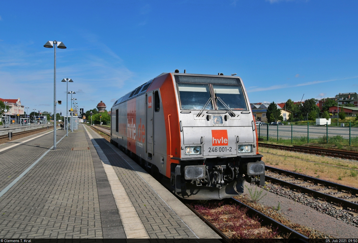 246 001-2 als Tfzf wartet auf Gleis 5 des Bahnhofs Aschersleben auf Weiterfahrt Richtung Güsten. Sie musste die RB41 nach Magdeburg Hbf vorlassen, die um 9:46 Uhr von Gleis 3 abfuhr.

🧰 Havelländische Eisenbahn AG (HVLE)
🕓 5.7.2021 | 9:50 Uhr