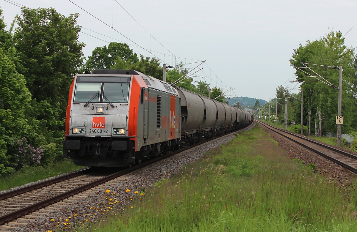 246 001-2 von der HVLE durchfährt mit einem Ganzzug Getreidewagen den Haltepunkt Zwickau-Pölbitz. Ziel war am 23.05.2015 Neumark/Sachs. Normalerweise fährt der Zug über Altenburg aber aufgrund von baubedingter Sperrung zu Pfingsten zwischen Gaschwitz und Neukieritsch wurde der Zug über Riesa, Chemnitz umgeleitet.