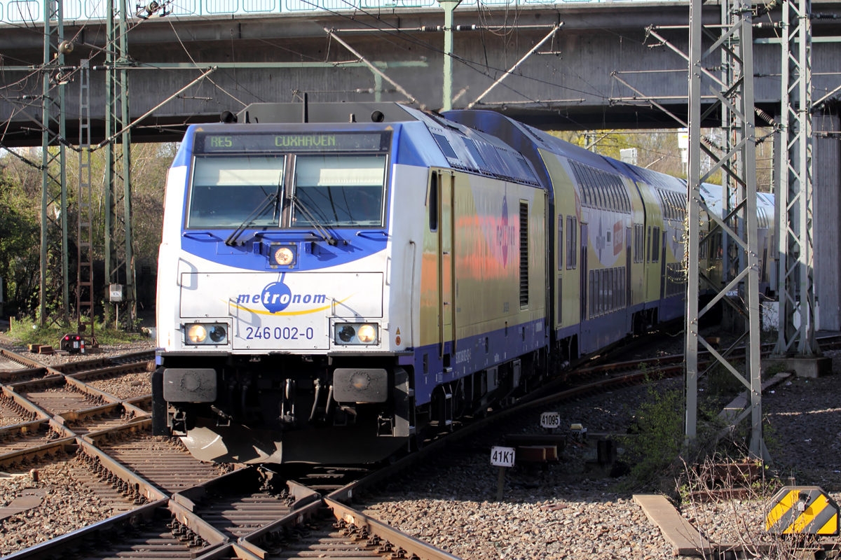 246 002-0 als RE 5 nach Cuxhaven fährt in Hamburg-Harburg ein 20.4.2016