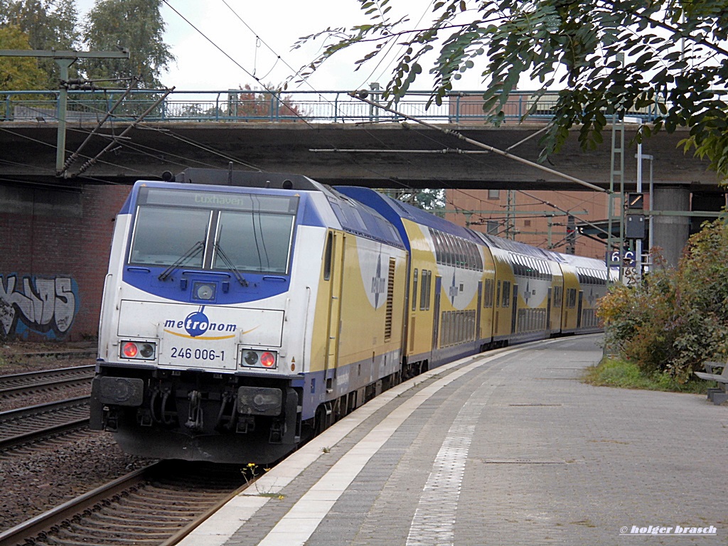 246 006-1 bei abfahrt mit den metronom richtung cuxhafen von bhf harburg am 06.10.13