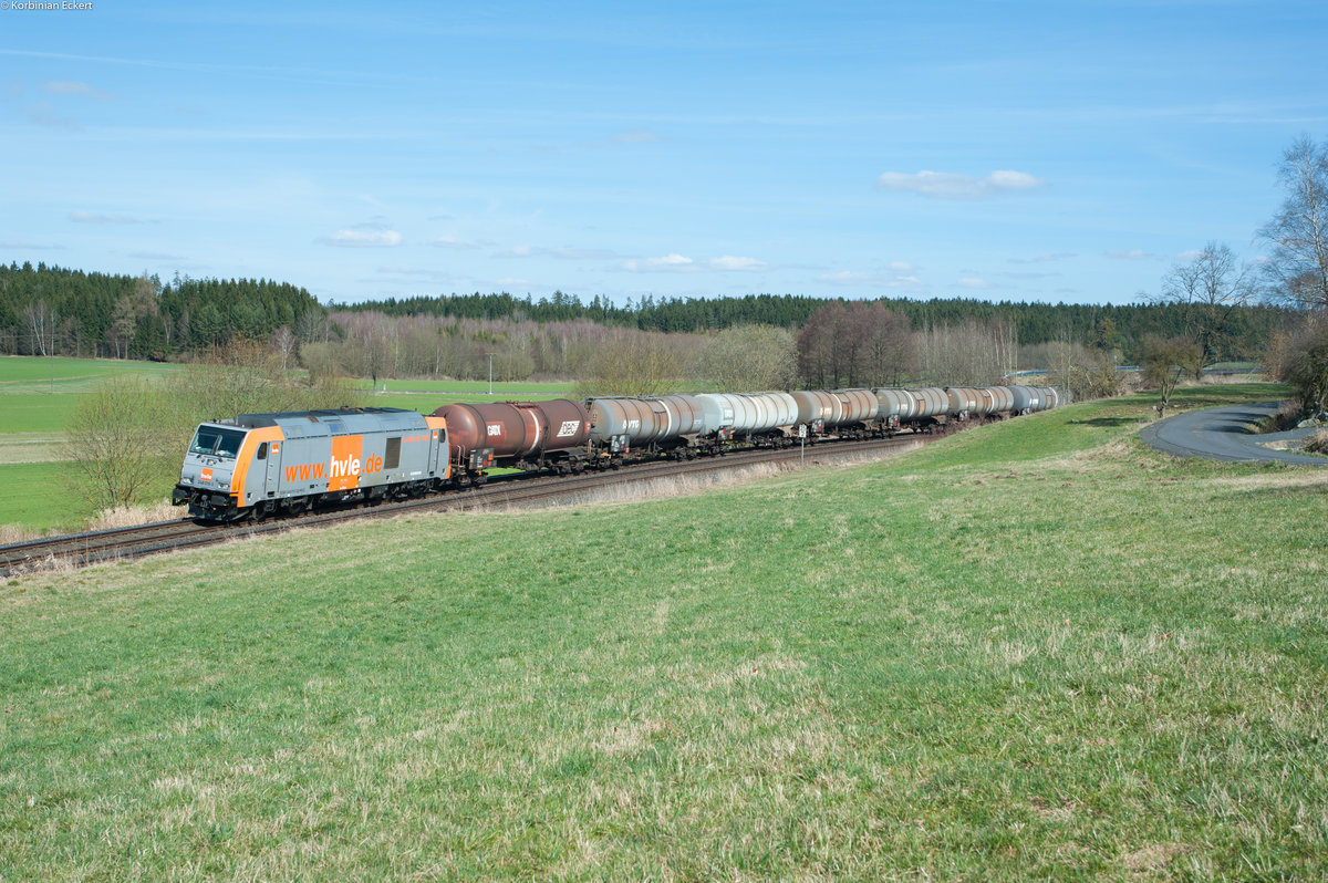246 010-3 der HVLE mit einem Kesselwagenzug bei Eschldorf Richtung Regensburg, 26.03.2017