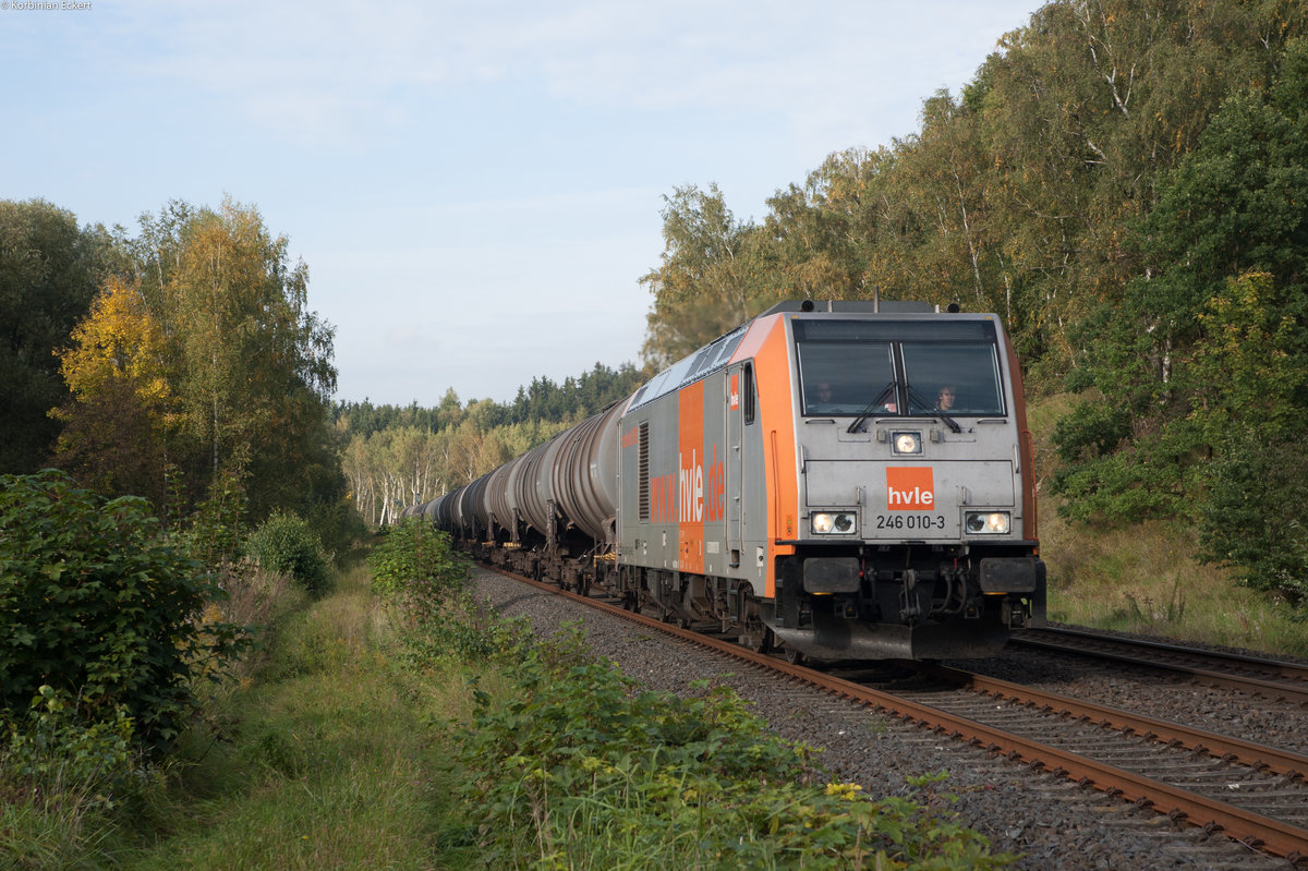 246 010-3 der HVLE mit einem Kesselwagenzug bei Döhlau Richtung Regensburg, 28.09.2017
