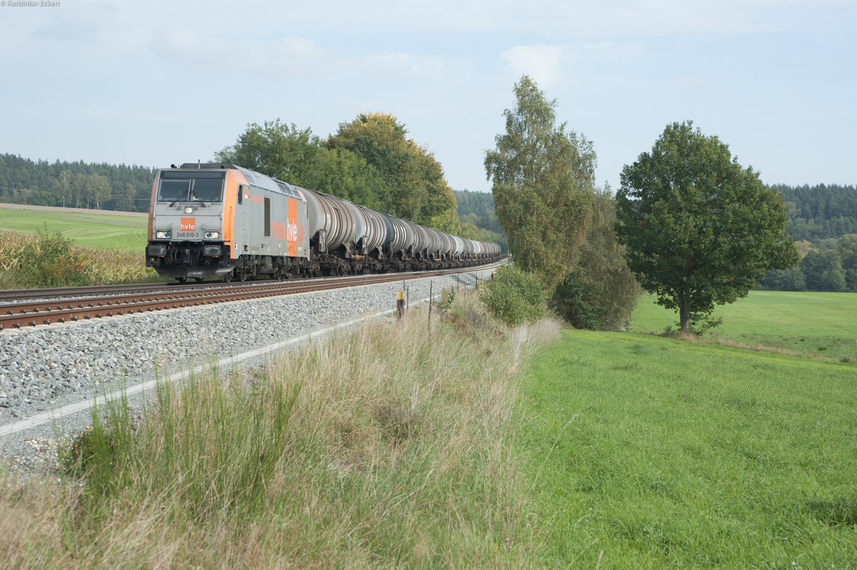 246 010-3 der HVLE mit einem Kesselzug aus Regensburg Richtung Hof bei Naabdemenreuth, 30.09.2017