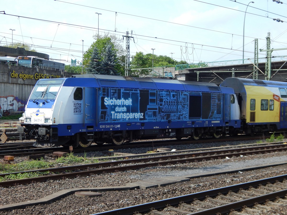 246 011-1 der Metronom fuhr als Werbelok  Sicherheit durch Transparenz  einen Metronom in Hamburg Harburg ein.

hamburg 09.05.2015