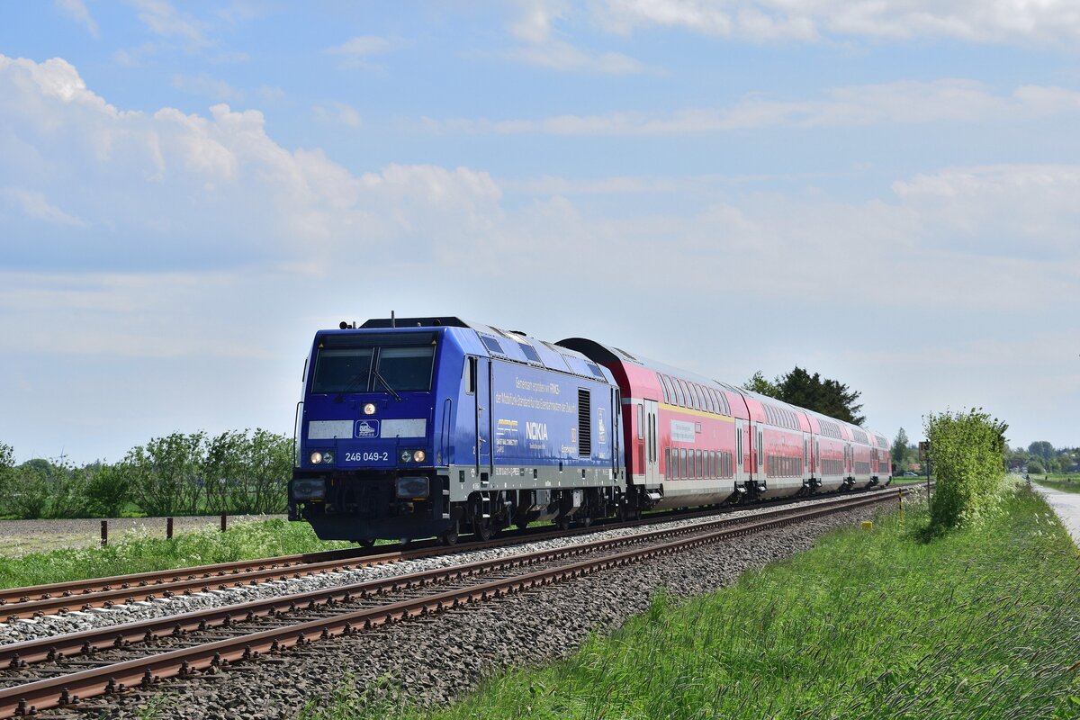 246 049-2 zieht ihren Doppelstockzug durch Langenhorn gen Niebüll.

Langenhorn 02.05.2021