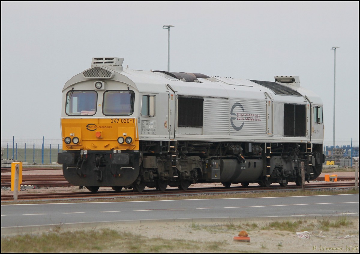 247 020-1 (266 420-9) wartet hier abgestellt auf der Vorstellgruppe am Jade-Weser-Port darauf, das Ihr Containerzug beladen wird. Wilhelmshaven 22/04/2014
