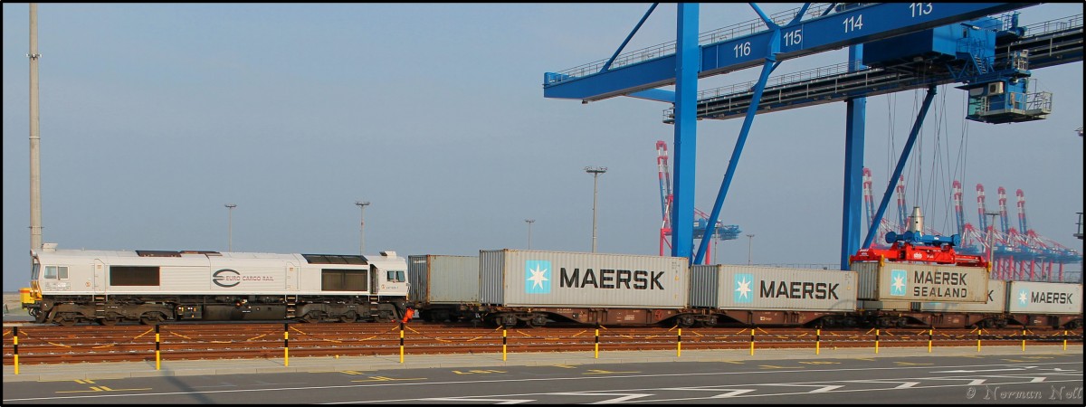 247 020-1 wurde hier gerade auf dem KV Terminal am Jade-Weser-Port an Ihren Containerzug angekuppelt.Wilhelmshaven 24/04/2014