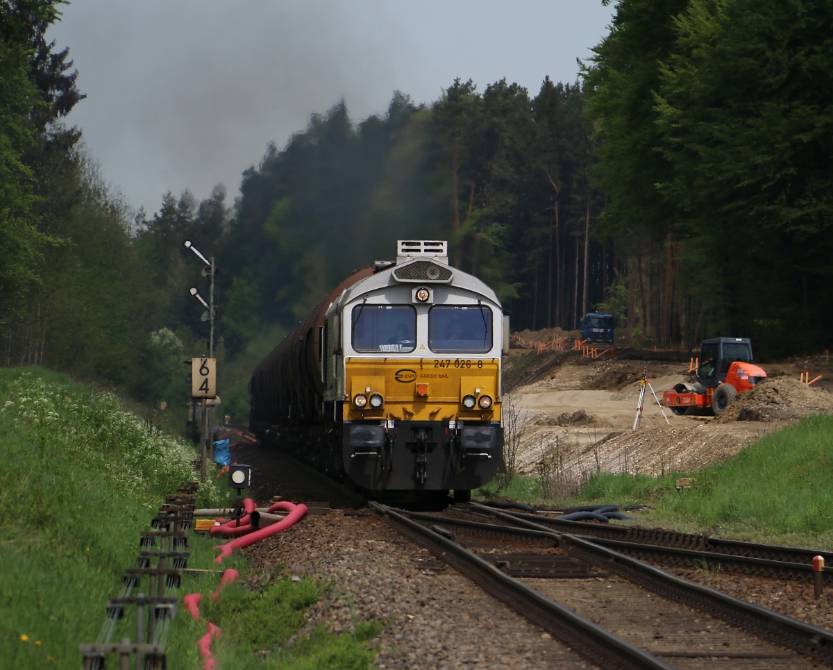 247 026-8 mit Kesselwagenzug aus Richtung Mühldorf kommend. Aufgenommen am 05.05.2015 in Tüßling.