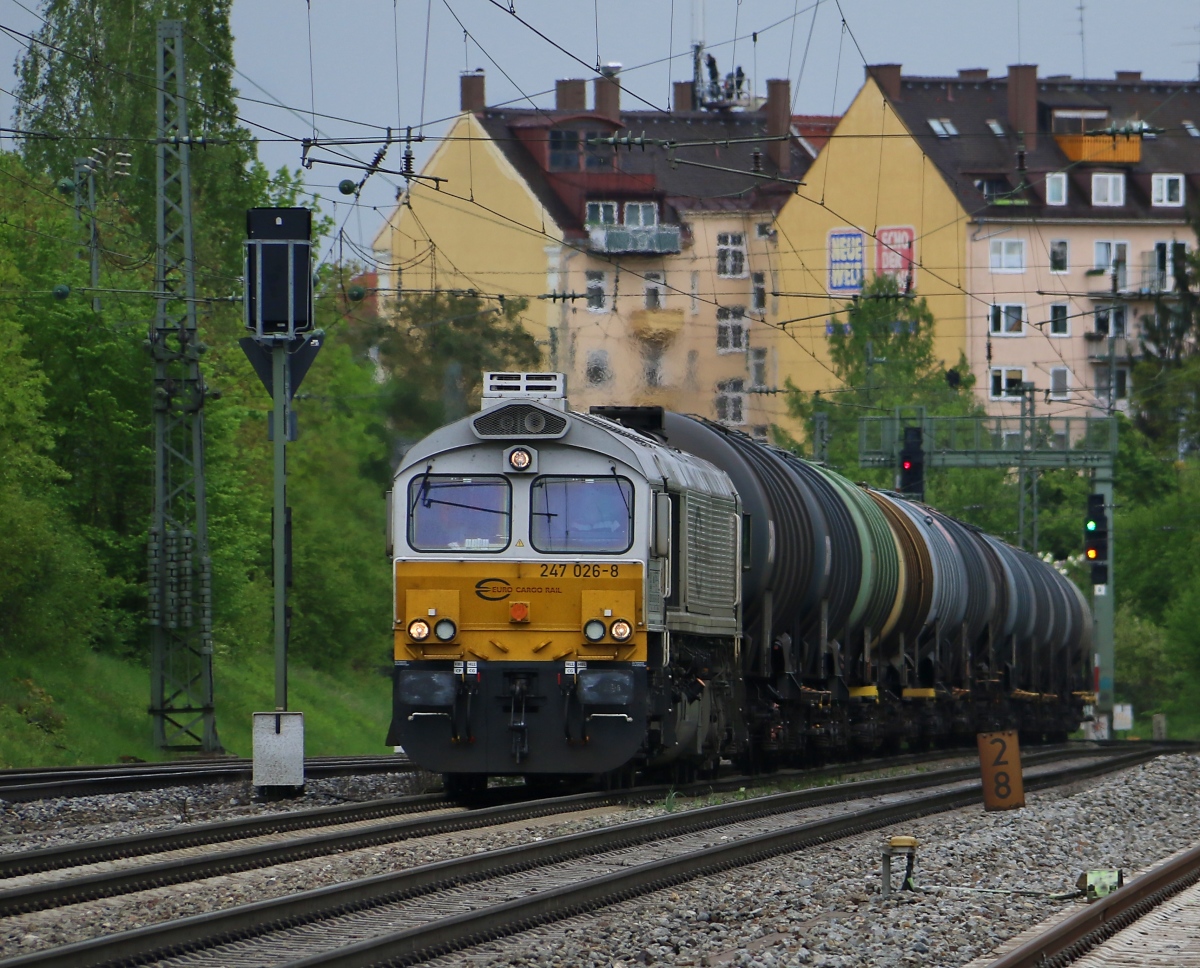 247 026-8 mit Kesselwagenzug in München-Heimeranplatz. Aufgenommen am 06.05.2015.